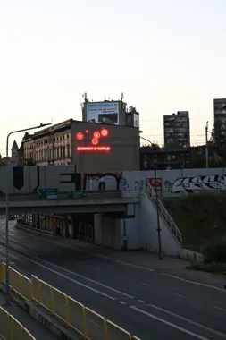 Nowy neon na Chorzowskiej 7. Nocny spacer pokazał Bytom w świetlnym rytmie
