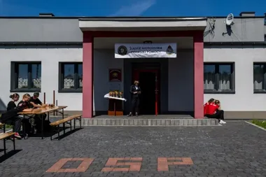 Młodzi ratownicy stanęli przed ciemnością i porodem w domu