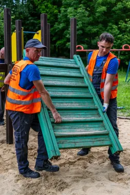 Zużyte huśtawki i drabinki idą do odnowy. Trwa przegląd placów zabaw w Bytomiu