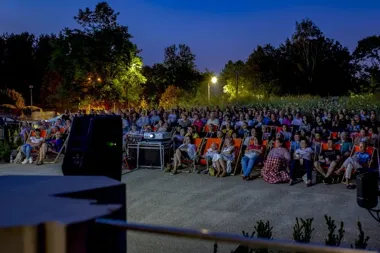 Kino pod pałacem i historia człowieka na wynajem. Seans w Miechowicach