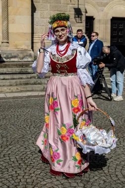 W Rozbarku święconka przyszła w strojach, które niosą pamięć dzielnicy