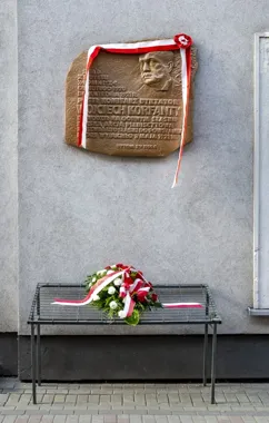 Kwiaty w Bytomiu i wojskowa muzyka w Radzionkowie na święto powstańców