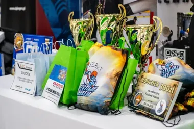 Na bytomskiej tafli najmłodsi walczą o puchar, a trybuny żyją wielkanocnym świętem