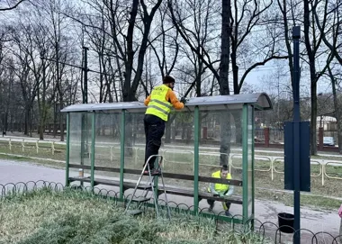 Bytomskie przystanki po zimie odzyskują przejrzystość i porządek
