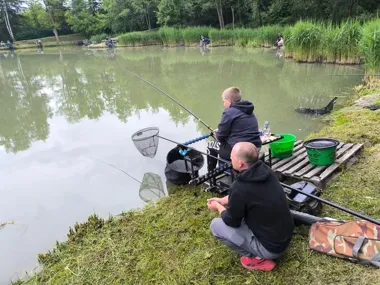 Młode wędki na bytomskim Łanie. Pierwsze zmagania z wodą i rybami