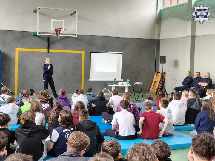 Hejt w szkolnej ławce - bytomscy policjanci dali uczniom twardą lekcję sieci