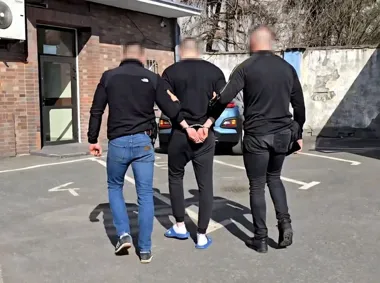 Bytomianin wniósł dwadzieścia trzymetrowe tyczki - zatrzymanie przed meczem