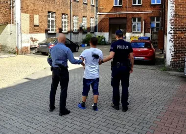 Uderzył ekspedientkę po kradzieży kosmetyków. Policja zatrzymała go w godzinę