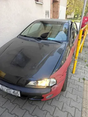 74-latek utknął Oplem między budynkiem a barierami