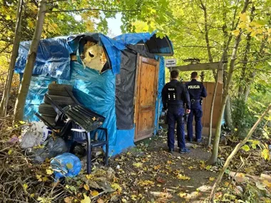 Bytomscy policjanci sprawdzają pustostany. Chodzi o ochronę przed zimnem