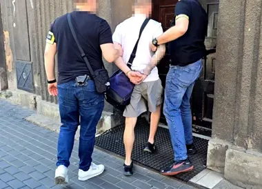 Zlekceważył zakazy i próbował wedrzeć się do mieszkania - skończył w areszcie