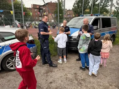Sprzęt policjantów przyciągnął uczniów w Bytomiu - festyn miał ważny cel