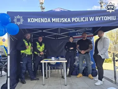 Motocykle policji przyciągnęły dzieci w Miechowicach bardziej niż harcerskie gry