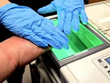 Rozbito grupę handlującą ludźmi - zatrzymano 9 osób, firma miała 150 pracowników