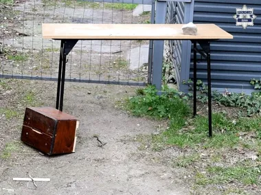 Wyniósł skarbonę razem ze stołem. Policja dopadła go następnego dnia