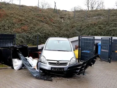 Skręt zakończył się lotem ze skarpy - kierowca miał ponad 3 promile